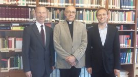 (v.l.) Lothar Triebel, Bischof Hans-Jörg Voigt und Daniel Lenski im Amtszimmer des Gastgebers