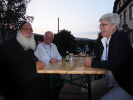 KI-referentin D.Heller im Gespräch mit Bischof Anba Damian und Msgr. Wilm Sanders