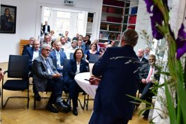 Kirchenpräsident Schad spricht zu den Gästen des Sommerempfangs