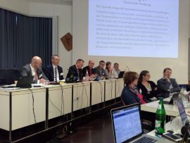 Im Synodensaal: Bischof Ring und Mitglieder der Synodalvertretung